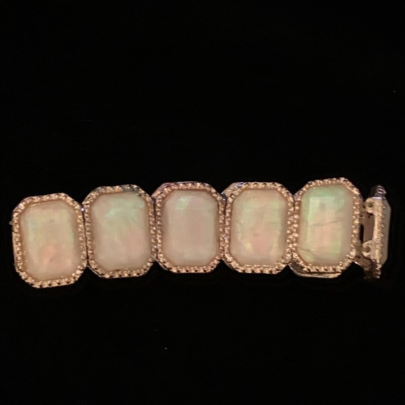 Jewelry - Cream stone and rhinestone stretchable bracelet